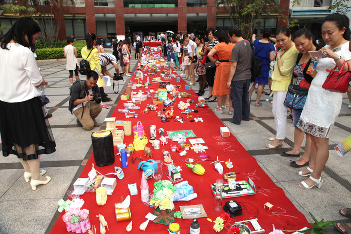 市民參觀學(xué)生的創(chuàng)意作品展示長(zhǎng)廊